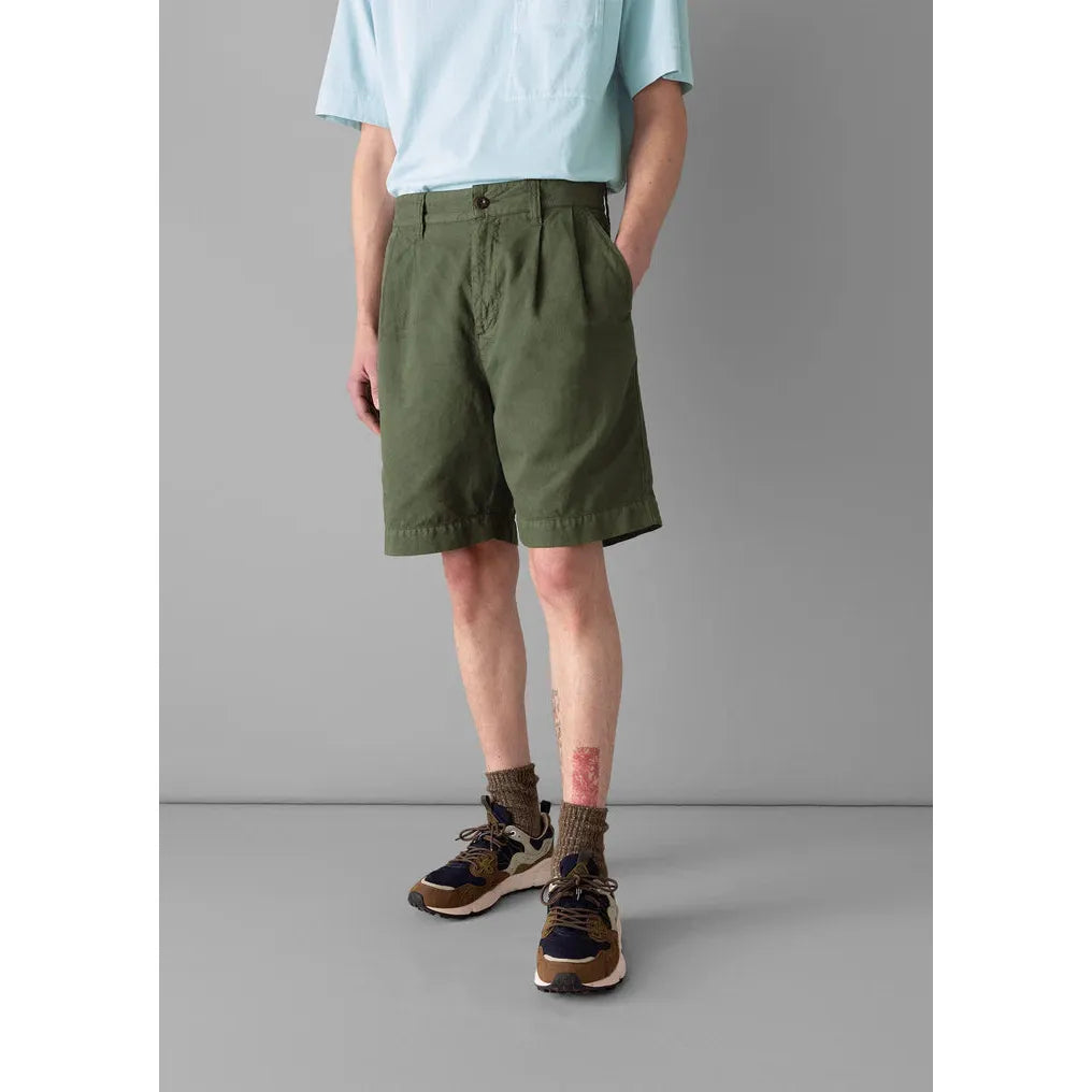 Toast - Double Pleat Cotton Linen Shorts - Pine Green - Model front view